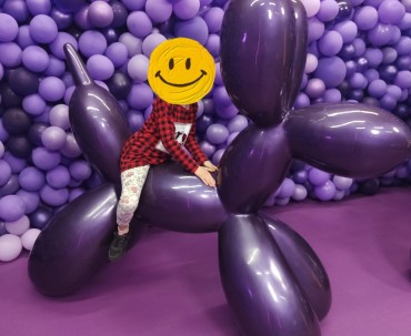 Fioletowa strefa do robienia zdjęć i zabawy na terenie Funzeum