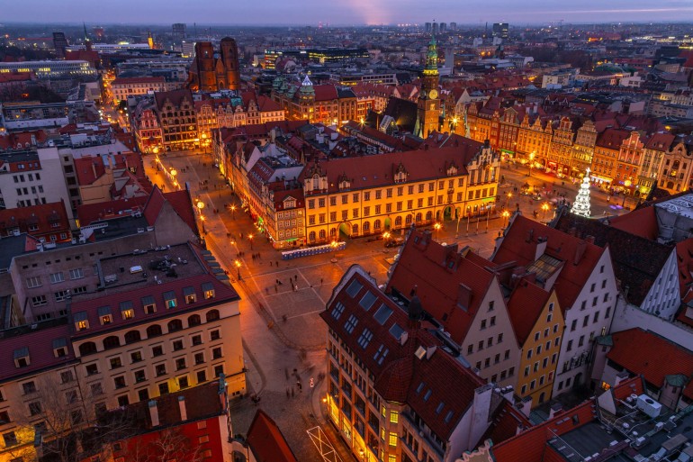 Wieczorny widok na pięknie oświetlony wrocławski rynek