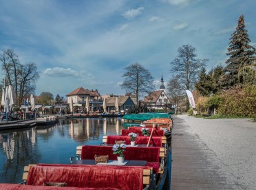 Widok na łodzie wycieczkowe stojące wzdłuż kanału w Spreewald w Niemczech