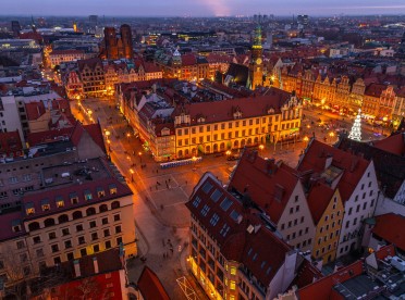 Wieczorny widok na pięknie oświetlony wrocławski rynek