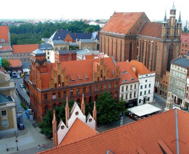 Widok z góry na stare miasto w Toruniu, w tym Bazylikę Katedralną św. Jana Chrzciciela i św. Jana Ewangelisty