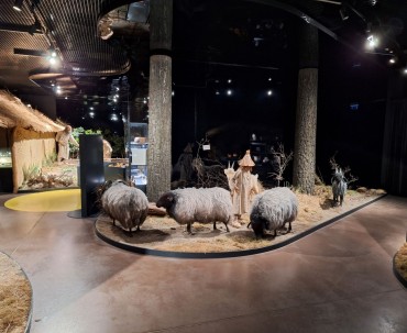 Wioska neolityczna Krzemionki, zwierzęta, zabudowa drewniana, mieszkańcy - pokazana w formie skansenu.