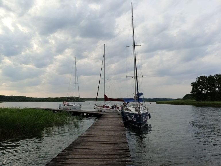 Warmia i Mazury - łodzie zacumowane w mazurskiej przystani
