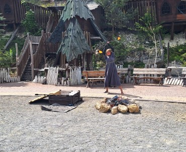 Jura Park Bałtów - pokaz żonglerki ogniem w obrębie stylizowanej, starej osady