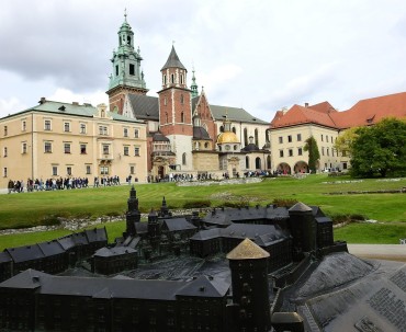 Kaplica Zygmuntowska na krakowskim Wawelu z miniaturą obiektu