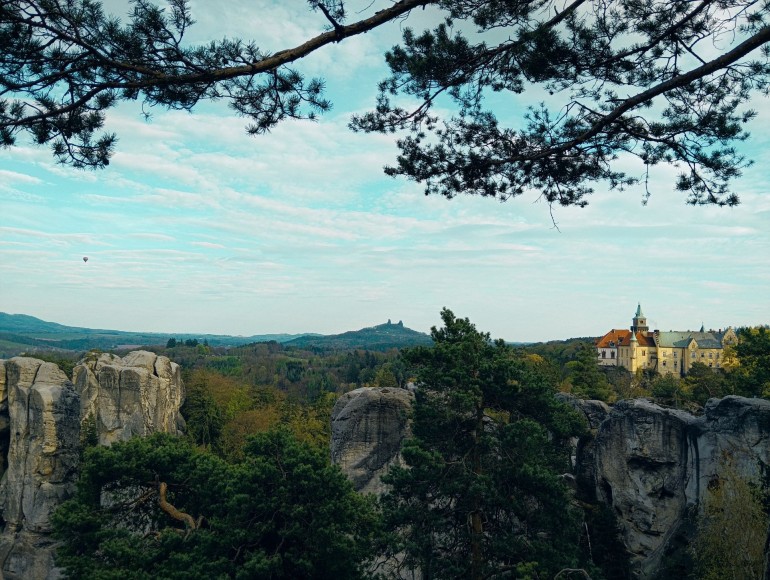 Czeski Raj i urokliwy widok na Zamek Hruba Skała w Północnych Czechach
