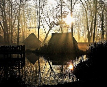 Zabytkowe zabudowania w skansenie w Parku Pszczyńskim