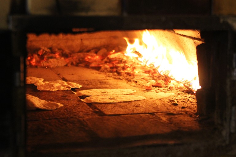 Wypiek podpłomyków w Chlebowej Chacie w Górkach Małych