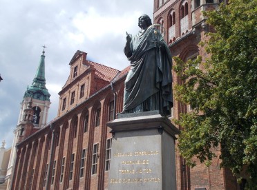 Pomnik Mikołaja Kopernika na Rynku Staromiejskim przy Ratuszu