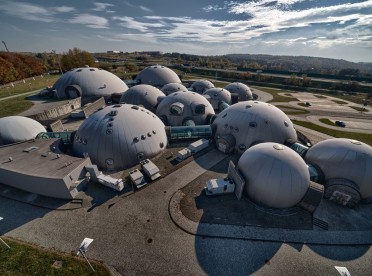 Kompleks kopuł o funkcjach studyjnych  i edukacyjnych, będący wizytówką Alvernia Planet