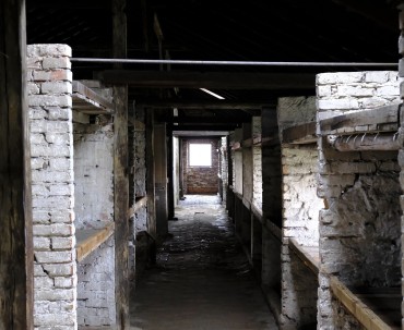 Auschwitz II Birkenau - wnętrza drewnianych baraków