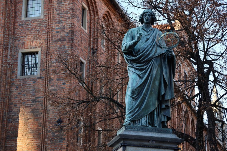 Pomnik Mikołaja Kopernika na rynku w Toruniu