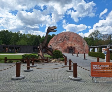 Jura Park Bałtów - makieta Pterodaktyla oraz droga dojścia do budynku Adventure Planet.