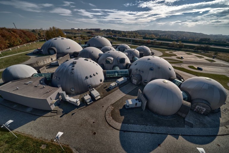 Kompleks kopuł o funkcjach studyjnych  i edukacyjnych, będący wizytówką Alvernia Planet