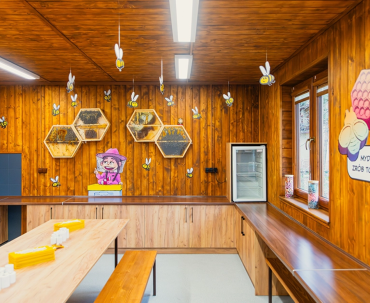 Strefa warsztatów pszczelarskich z przeszklonymi ulami w Apilandii