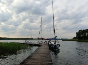 Warmia i Mazury - łodzie zacumowane w mazurskiej przystani