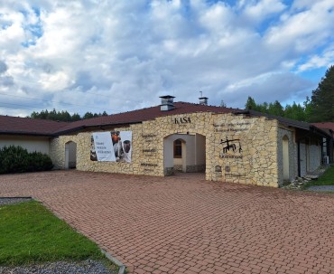 Jura Park Bałtów - widok na kasę sprzedającą bilety.