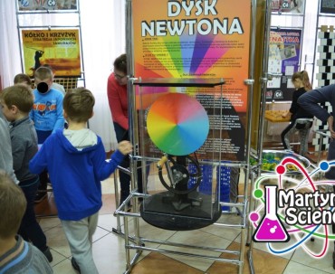 Interaktywna wystawa w "Naukotechnice" we Świnnej - dysk Newtona