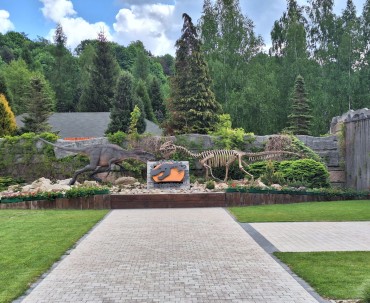 Jura Park Bałtów - makiety dwóch dinozaurów zwrócone głowami do siebie, jeden z nich to szkielet.