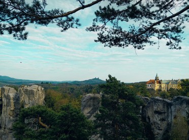 Czeski Raj i urokliwy widok na Zamek Hruba Skała w Północnych Czechach