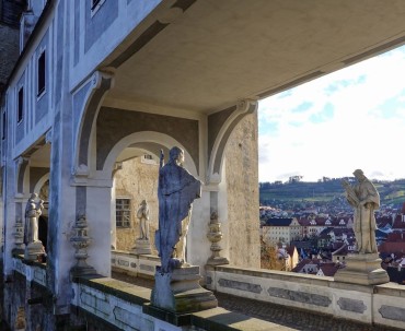 Historyczny Most Cloak z rzeźbami w Českým Krumlovie w Czechach