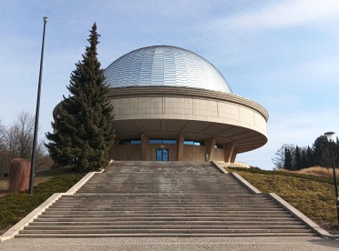 Planetarium Śląskie w Chorzowie pięknie oświetlone zachodzącym słońcem