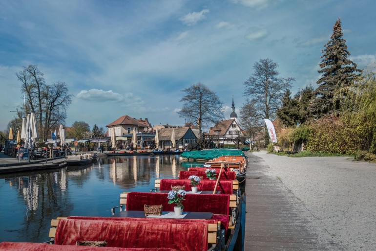 Widok na łodzie wycieczkowe stojące wzdłuż kanału w Spreewald w Niemczech