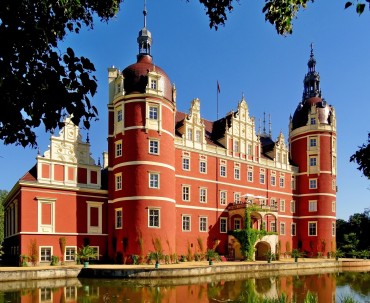 Zamek w Bad Muskau w Parku Murżakowskiego na pograniczu Polski i Niemiec