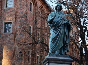 Pomnik Mikołaja Kopernika na rynku w Toruniu
