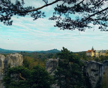 Mariánská vyhlídka w Czeskim Raju, w pobliżu Hrubá Skála to platforma widokowa z pięknymi widokami