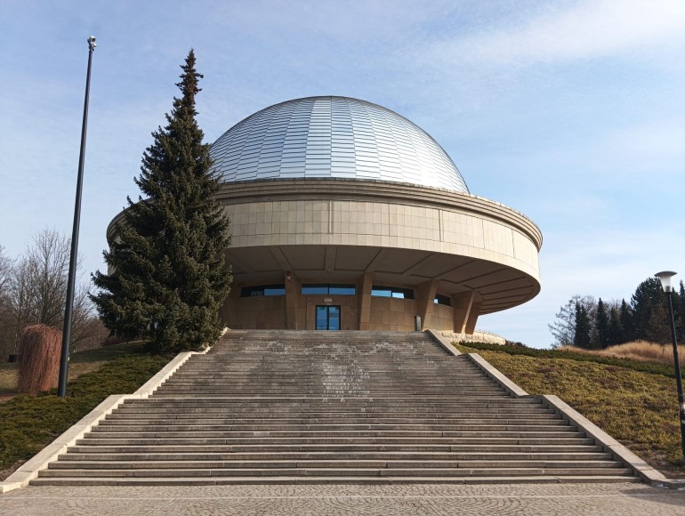 Planetarium Śląskie w Chorzowie pięknie oświetlone zachodzącym słońcem