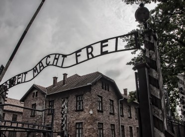 Szyderczy napis „Arbeit macht frei” (z niem. Praca czyni wolnym) znajdujący się nad główną bramą wejściową do byłego obozu Auschwitz I
