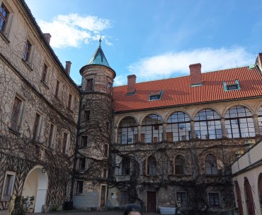 dziedziniec Zamku Hru­bá Skála w Czeskim Raju