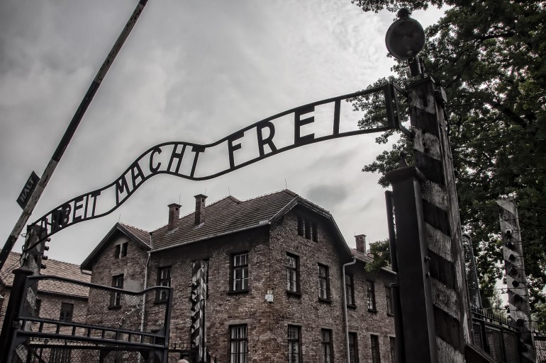 Szyderczy napis „Arbeit macht frei” (z niem. Praca czyni wolnym) znajdujący się nad główną bramą wejściową do byłego obozu Auschwitz I