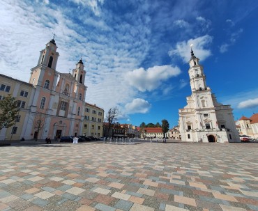 Plac Ratuszowy w Kownie z Kościołem Świętego Franciszka po lewej i Ratuszem po prawej