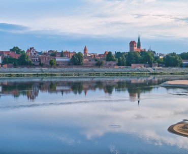 Widok na Stare Miasto w Toruniu i rzekę Wisłę