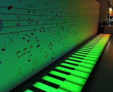 Interaktywne pianino do skakania w gliwickim Funzeum