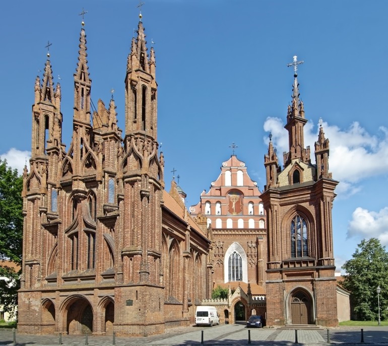 Litwa - zabytkowy kościół św. Anny w Wilnie z kościołem bernardynów w tle